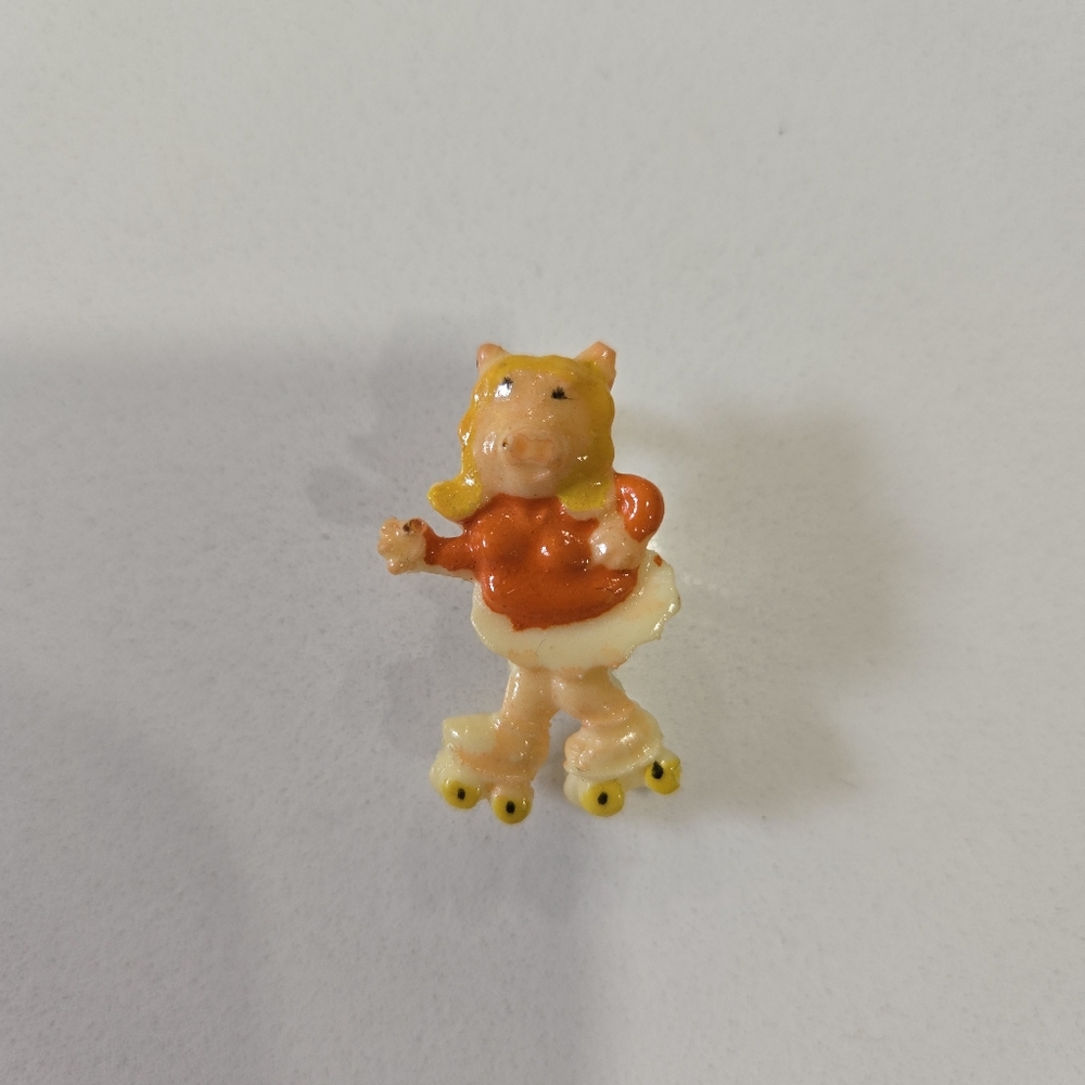Vintage Miss Piggy Roller Skating Pin